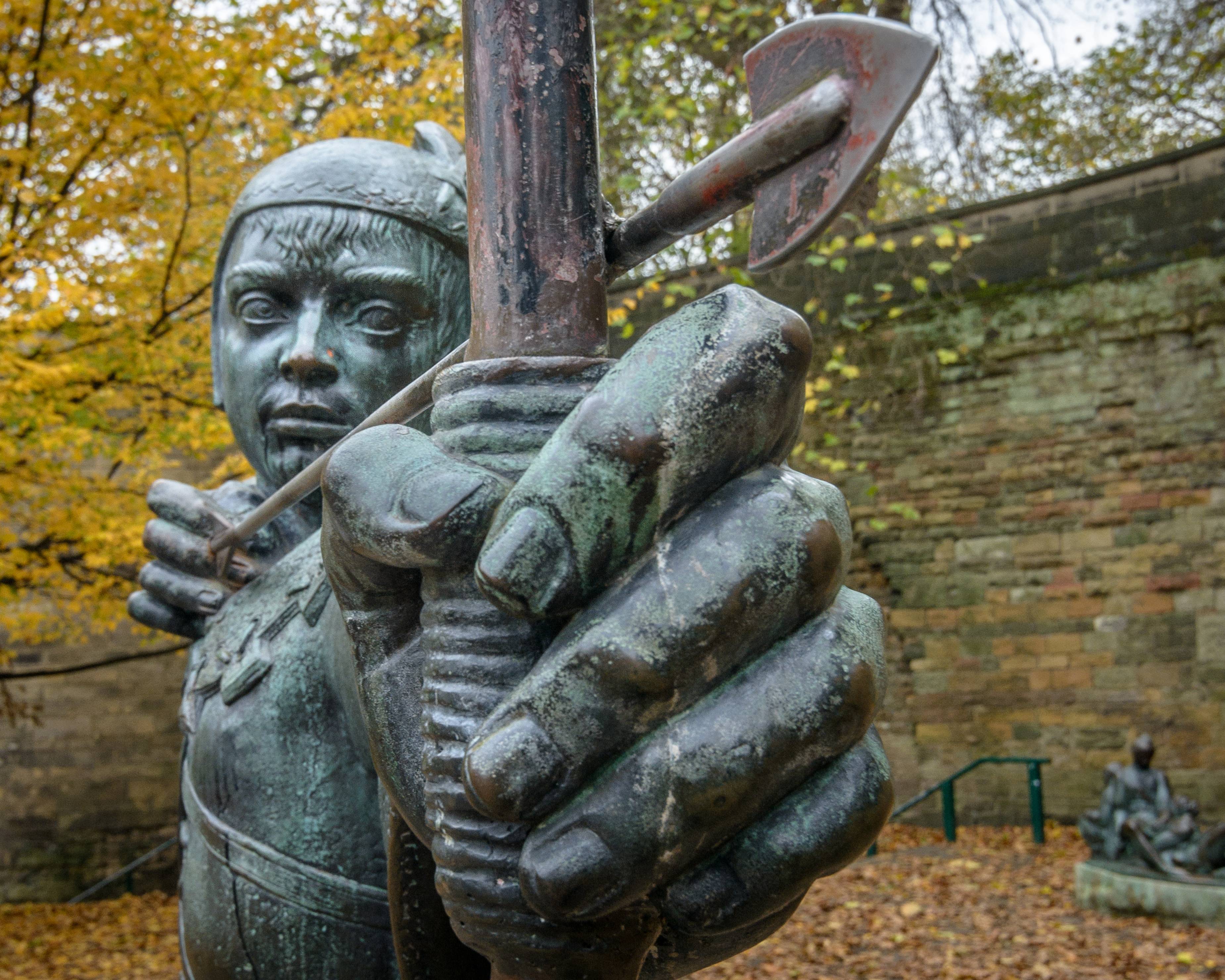 Robin Hood statue at Nottingham Castle by @trommelkopf